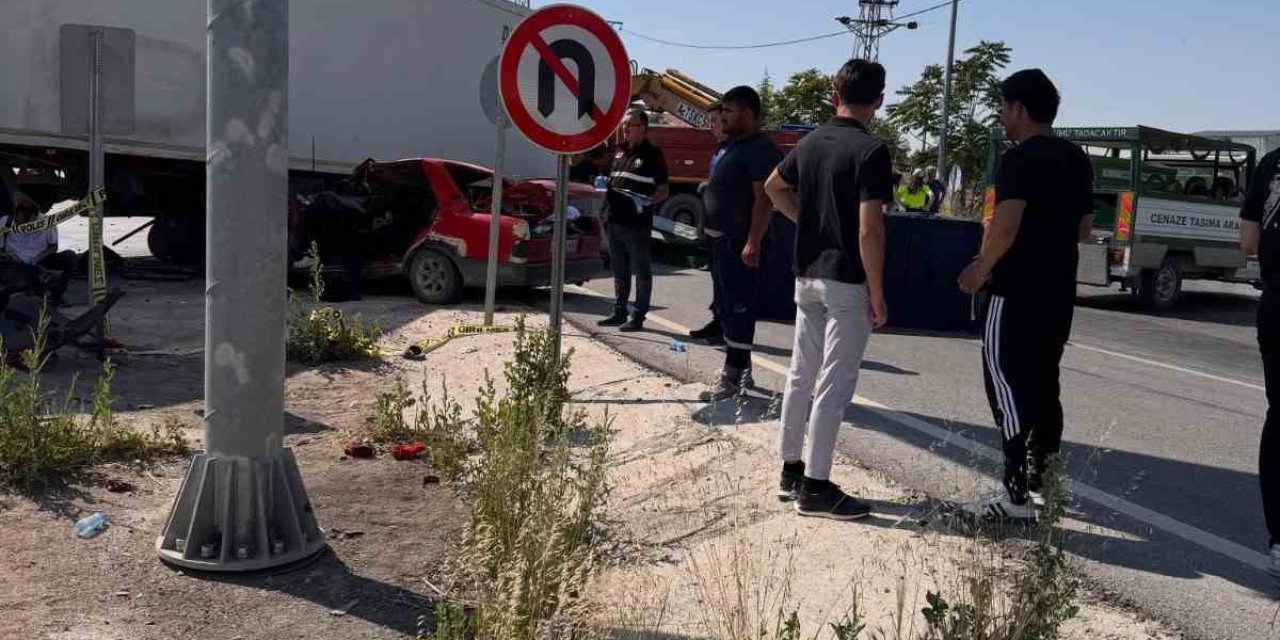 Tır İle Otomobil Çarpıştı: 2 Ölü, 2 Yaralı