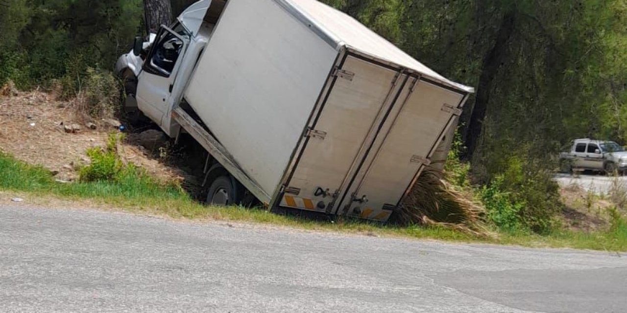 Alanya’da Kamyonet Ağaca Çarptı: 1 Ölü, 1 Ağır Yaralı
