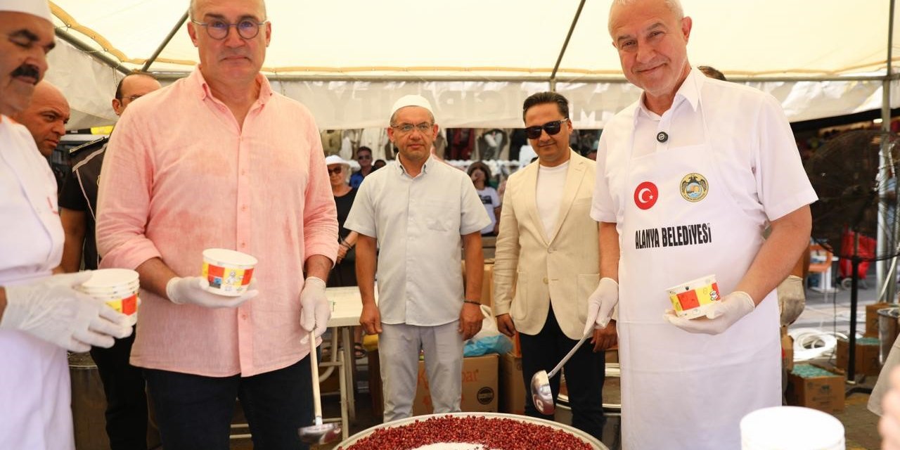 Başkan Özçelik Kazanın Başına Geçip Vatandaşlara Aşure İkram Etti