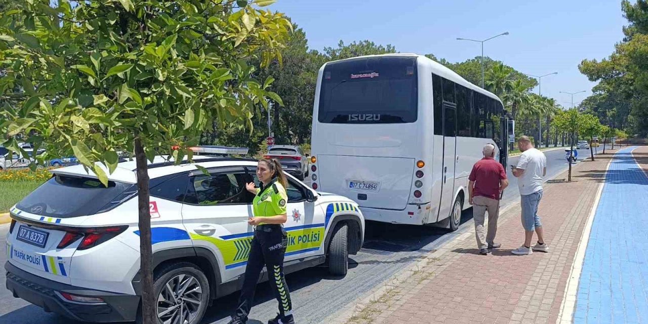 Otel Servisiyle Çarpışan Motosikletli Yaralandı