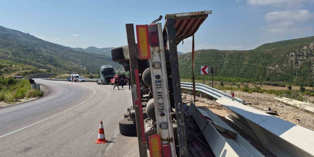 Antalya-konya Yolunda Devrilen Tırın Sürücüsü Yaralandı