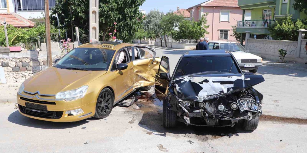 Karaman’da İki Otomobilin Çarpıştığı Kazada 3 Kişi Yaralandı: Kaza Anı Kameraya Yansıdı