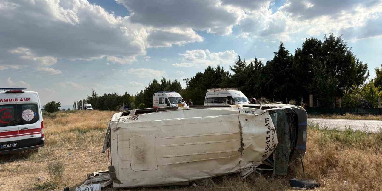 Tarım İşçilerini Taşıyan Minibüs Devrildi: 17 Yaralı