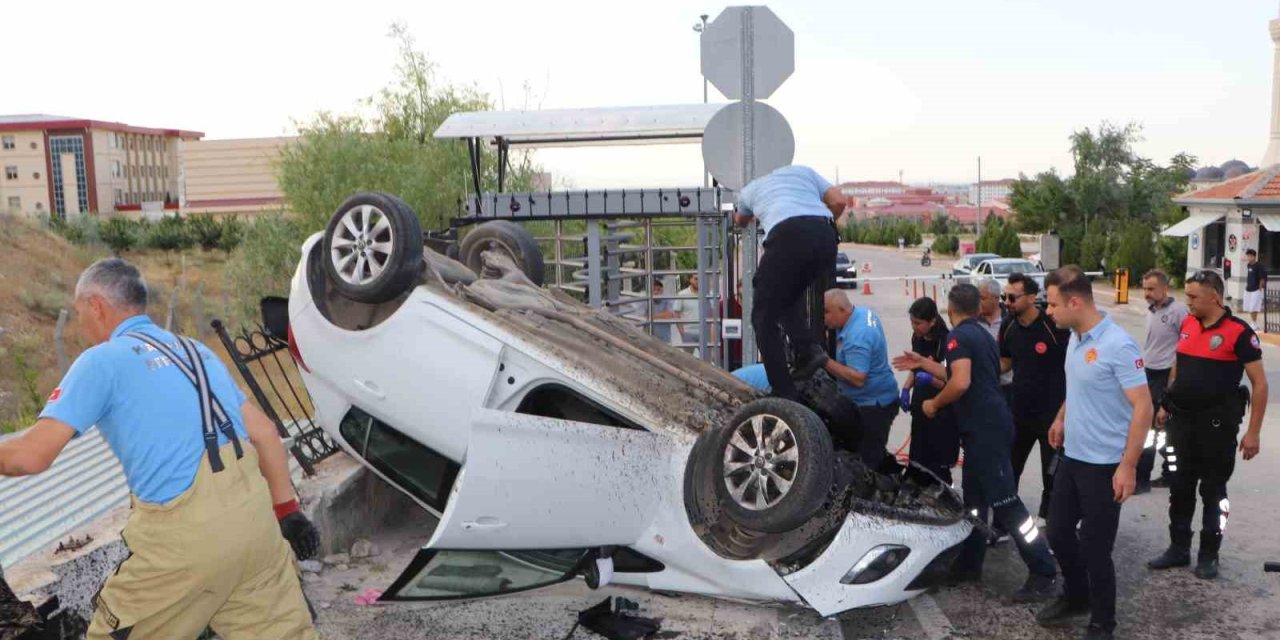 Karaman’da Takla Atan Otomobildeki 4 Üniversite Öğrencisi Yaralandı