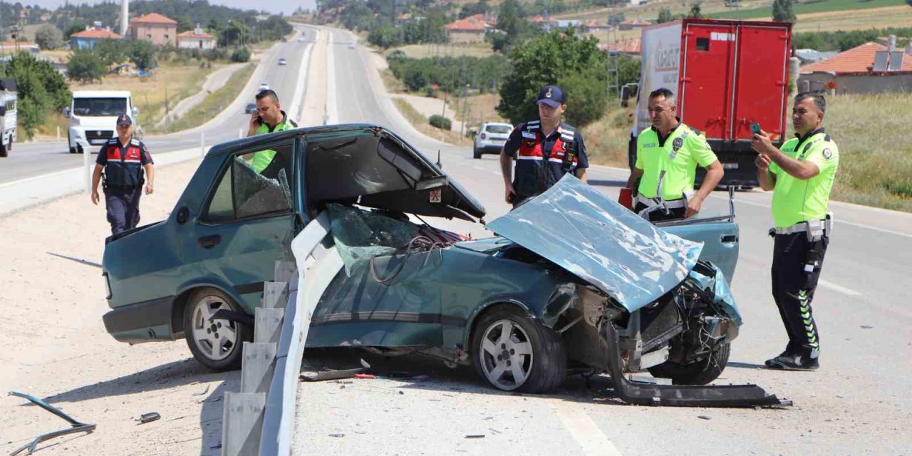 Tofaş Bariyerlere Ok Gibi Saplandı: 1 Yaralı