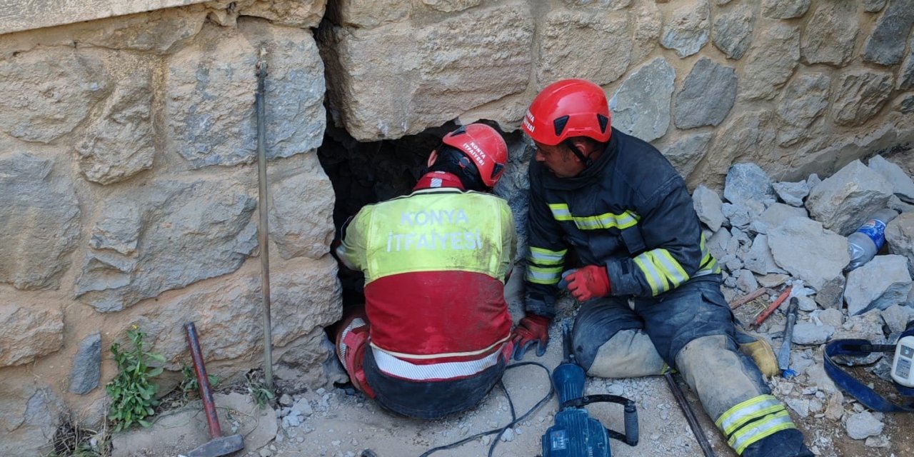 Konya’da Duvar Arasında Kalan Kediye İtfaiyeden 9 Saatlik Kurtarma Operasyonu