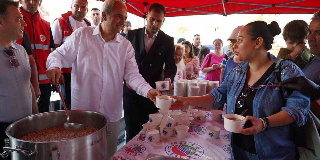 Başkan Kocagöz Aşure Bereketini Vatandaşlarla Paylaştı