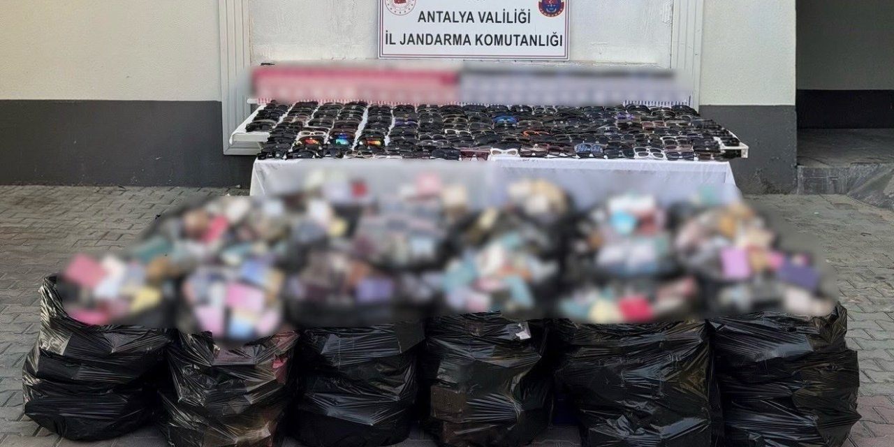 Antalya’da 5 Milyon Liraya Yakın Kaçak Gözlük Ve Parfüm Operasyonu