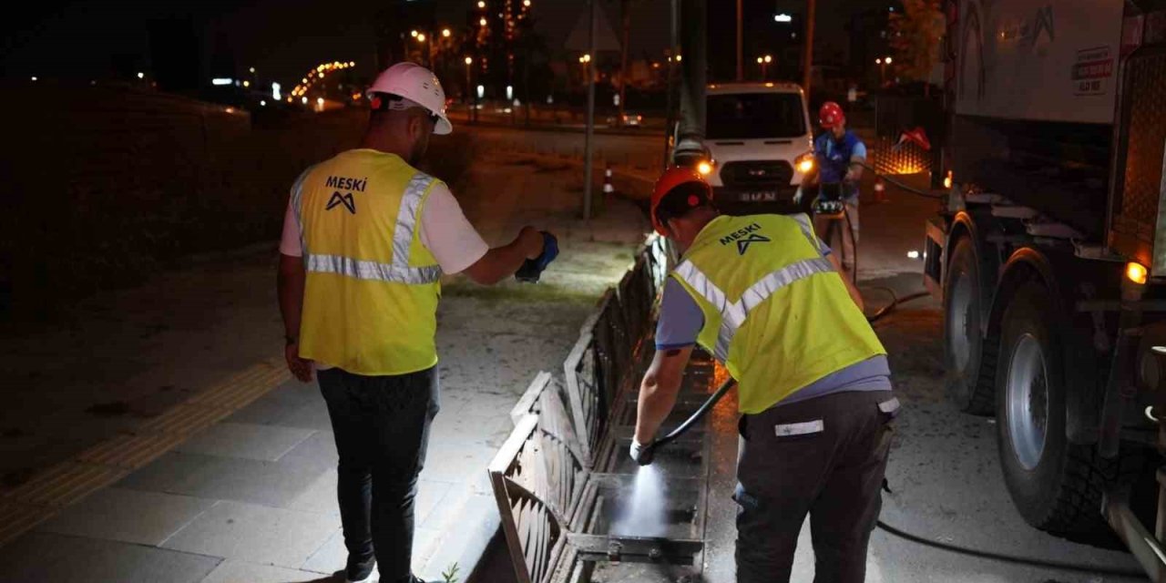 Mersin’de Yağmur Suyu Hatları Temizleniyor