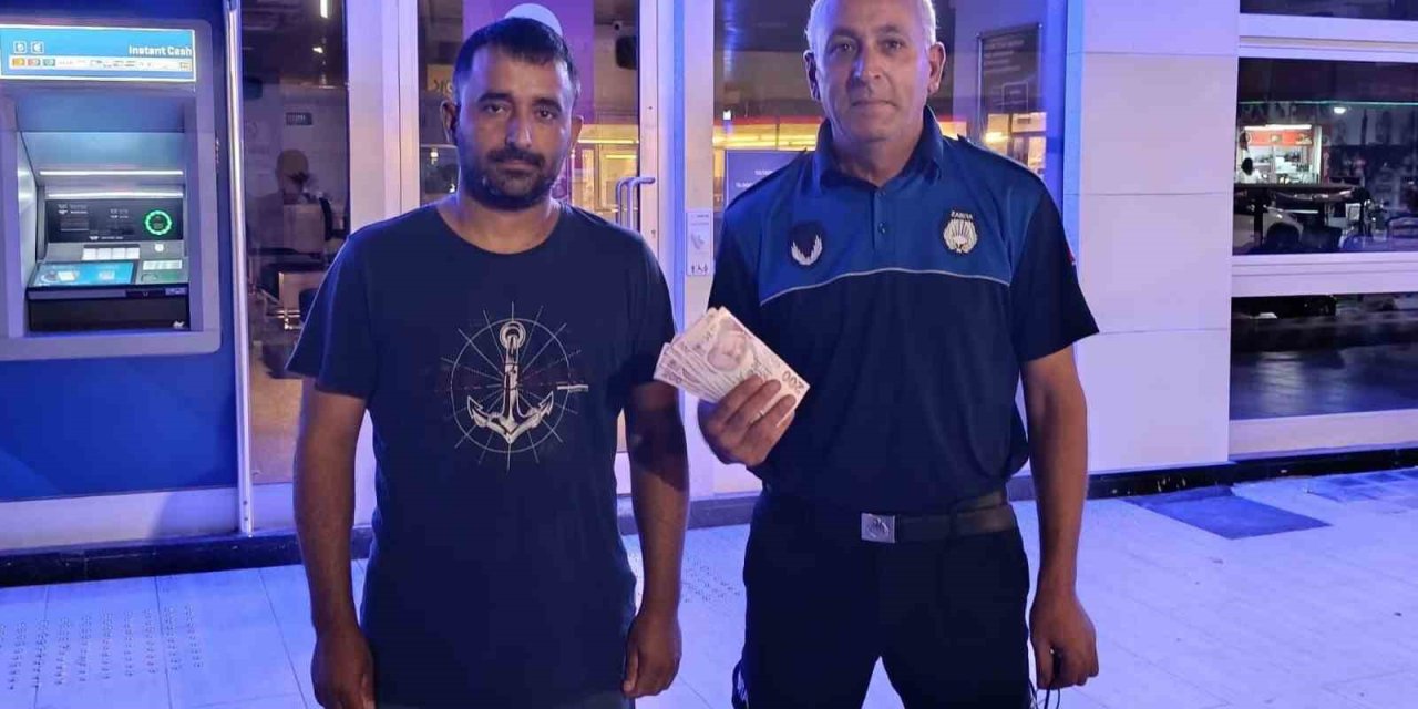 Atm’de Bulduğu Parayı Zabıtaya Teslim Etti