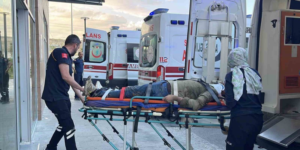 Çamardı’da Midibüs Devrildi: 3 Yaralı