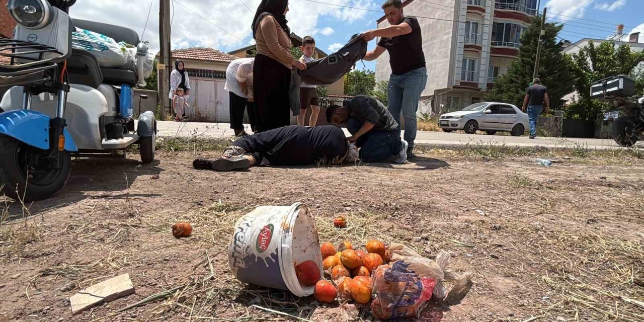Yerde Yatan Yaralı Kadına Mont İle Gölgelik Yaptılar