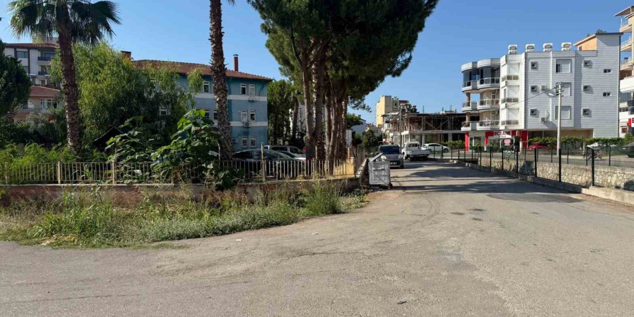 Gece Yarısı Patlatılan Havai Fişek, Mahalleyi Ayağa Kaldırdı: Kimi Deprem Sandı, Kimi Maç Var Zannetti