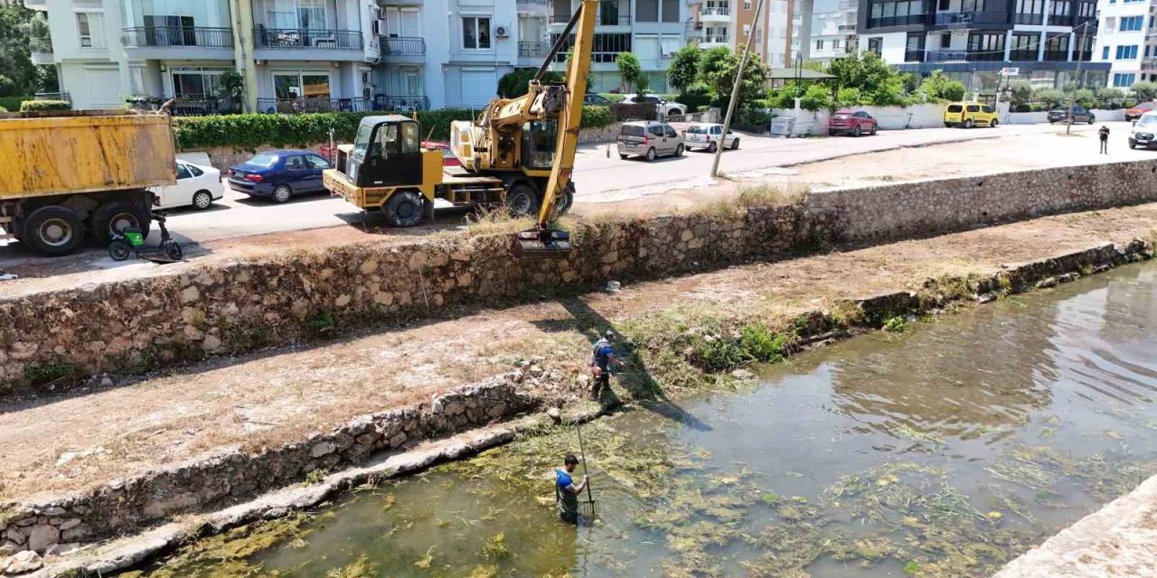 Asat’tan Konyaaltı’nda Kapsamlı Kanal Temizliği