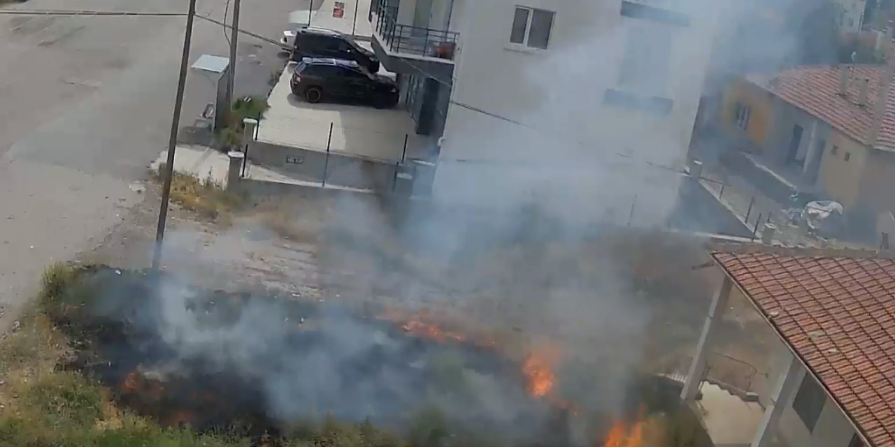 Çocukların Maytapla Çıkardığı Ot Yangını Kamerada