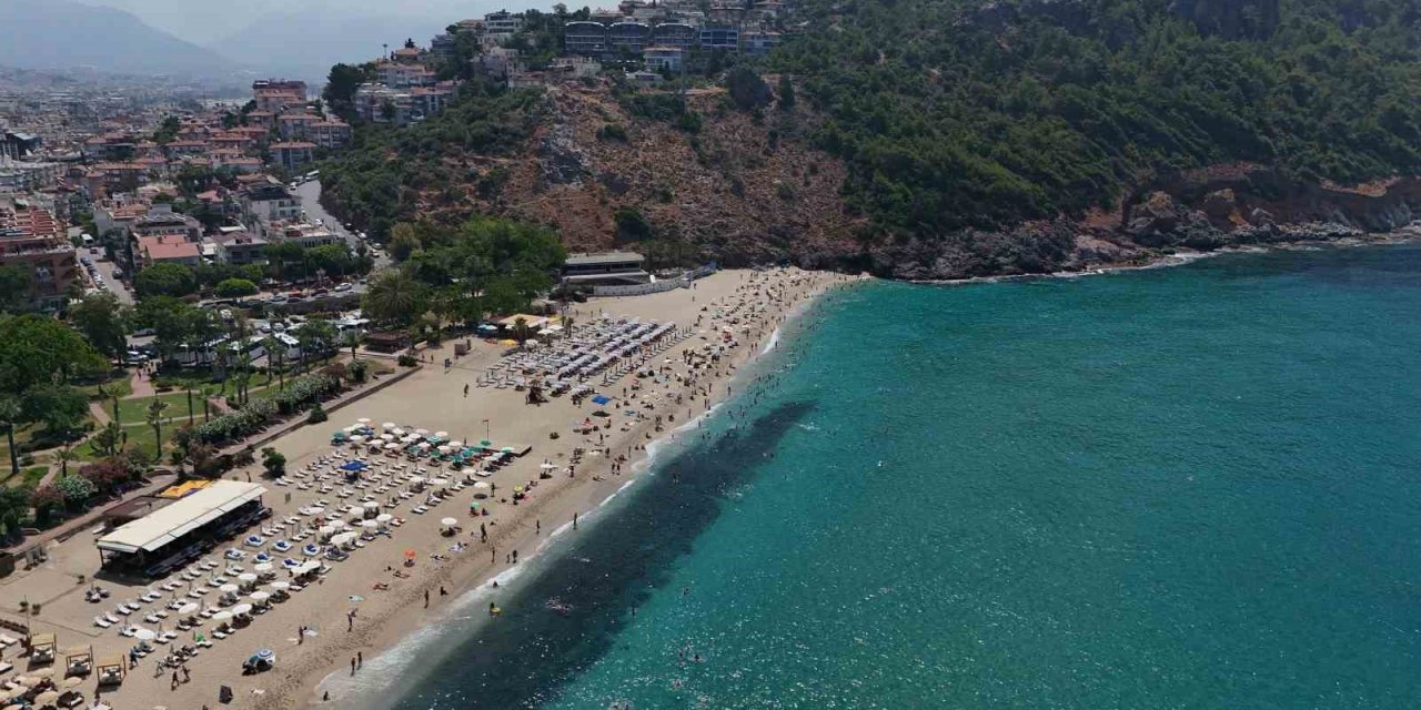 Alanya’da Hava 33, Deniz 29 Dereceyi Gördü, Turistler Denize Koştu