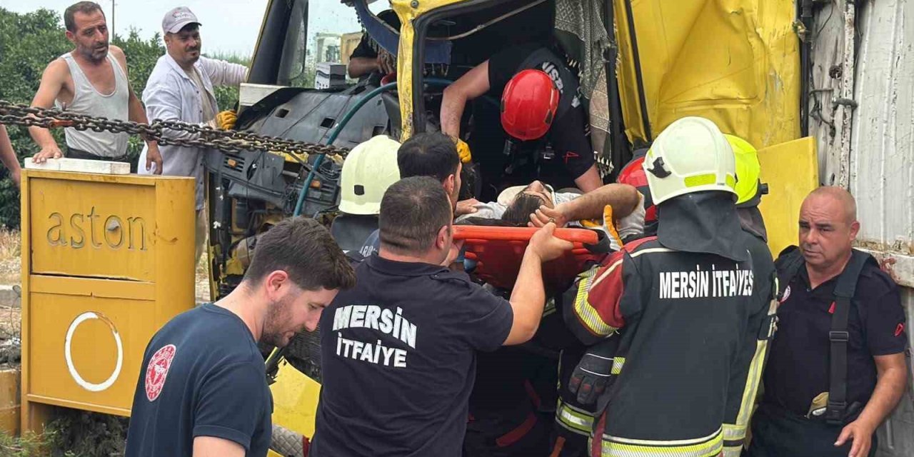 Mersin’de Tırlar Kafa Kafaya Çarpıştı: 1 Ölü, 2 Yaralı