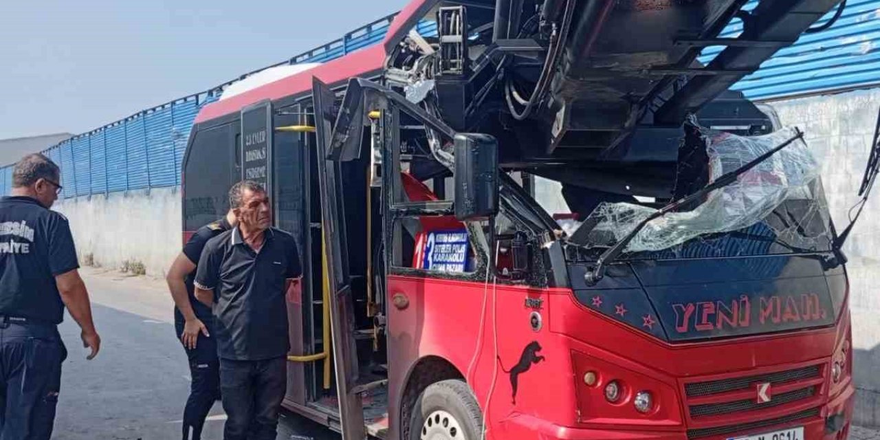 Mersin’de Minibüs İle Vinç Çarpıştı: 1 Yaralı