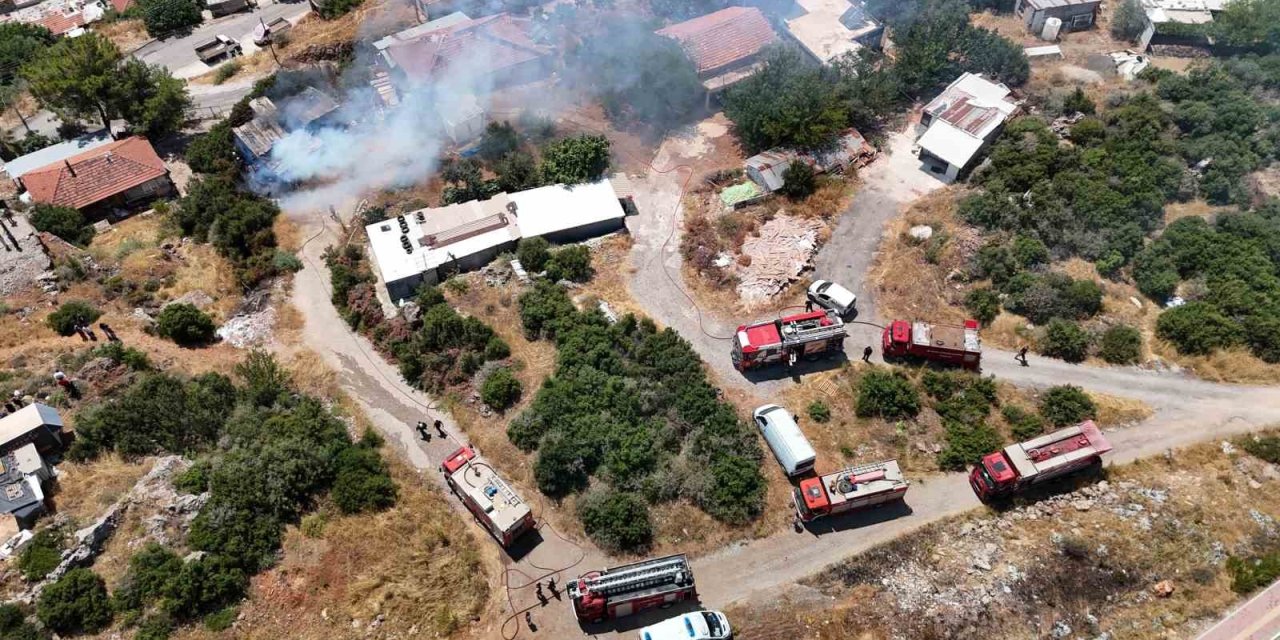 İnşaat Malzemelerinin Bulunduğu Baraka Alevlere Teslim Oldu