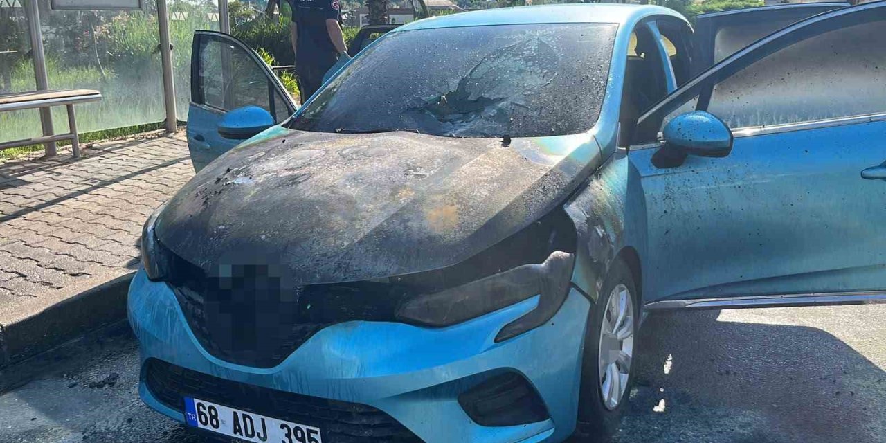 Seyir Halindeki Otomobil Alev Aldı, İlk Müdahale Orman İşletme Personelinden Geldi