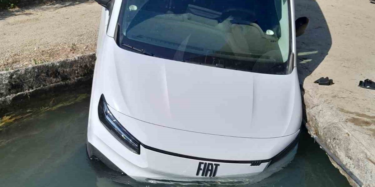 Manavgat’ta Hafif Ticari Araç Sulama Kanalına Düştü
