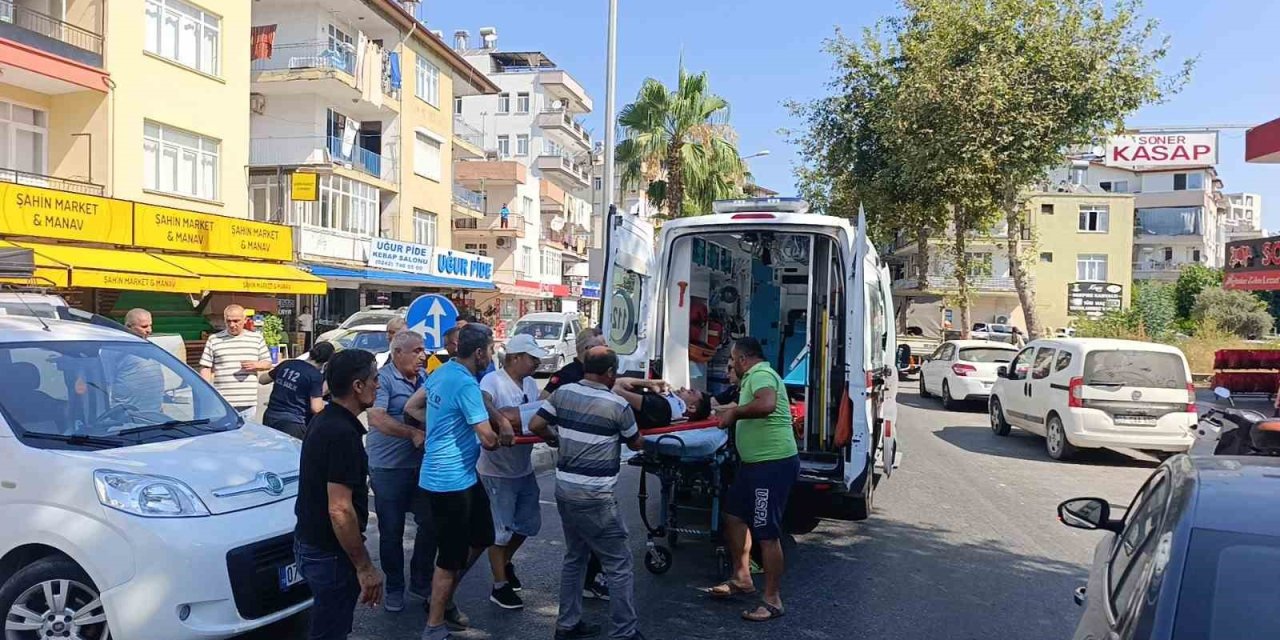 Antalya’da ’u’ Dönüşü Yapan Araçla Çarpışan Motosikletteki 2 Kişi Yaralandı