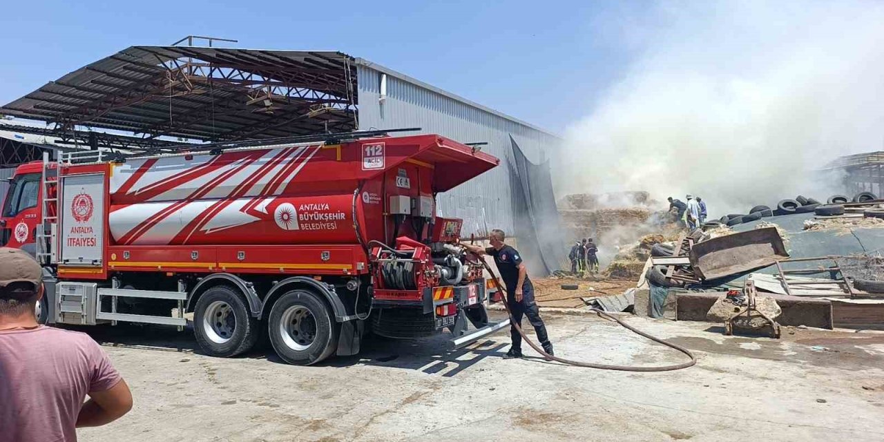 Antalya’da Besihanede Çıkan Yangında 60 Saman Balyası Kül Oldu