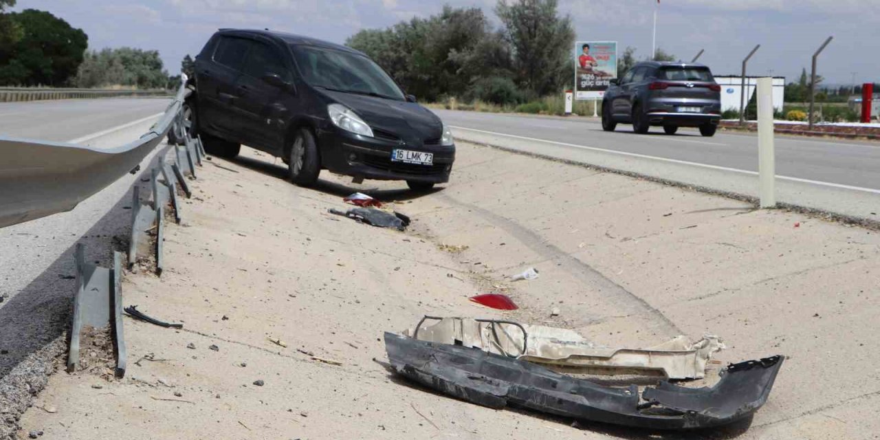 Karaman’da Otomobil Bariyerlere Çarptı: Kaza Anı Kamerada