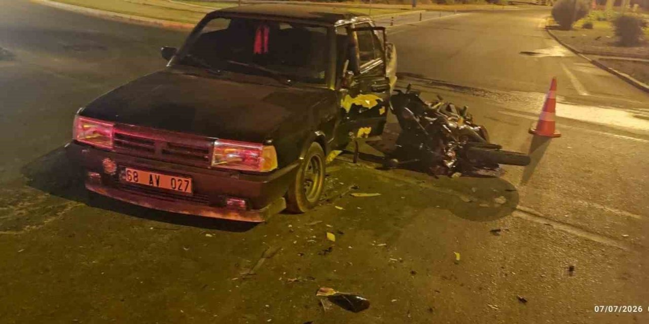 Manavgat’ta Otomobil İle Çarpışan Motosikletteki 2 Kişi Yaralandı