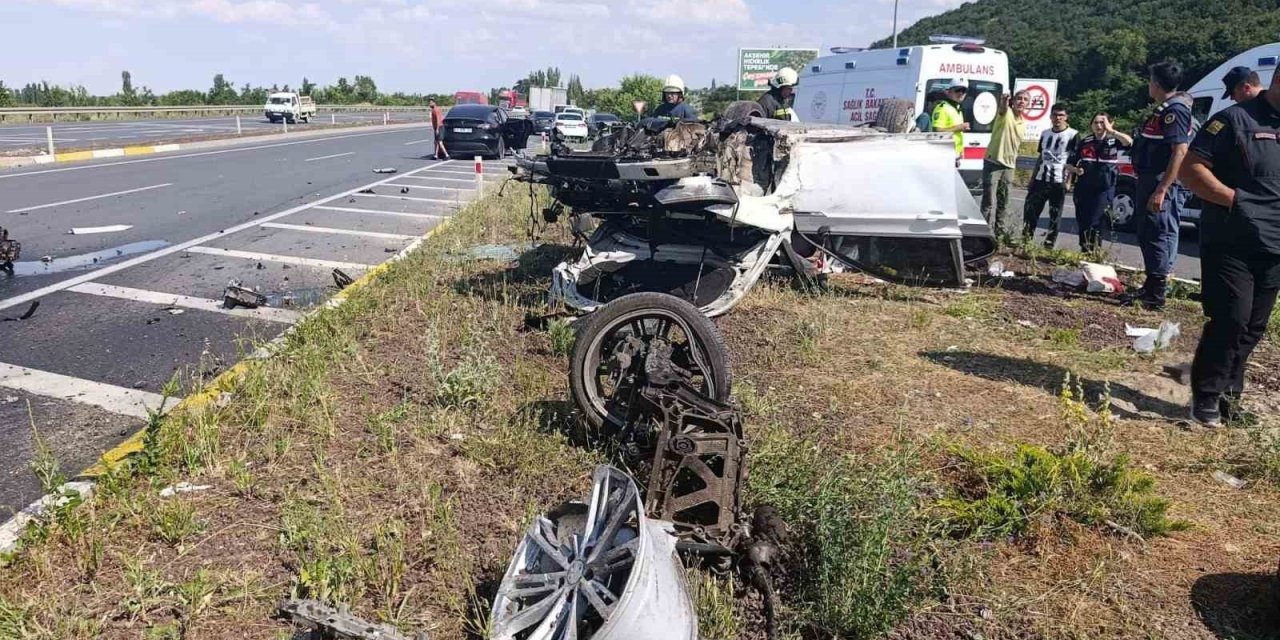 Konya’da Refüje Çarpan Otomobil Hurdaya Döndü: 3 Yaralı