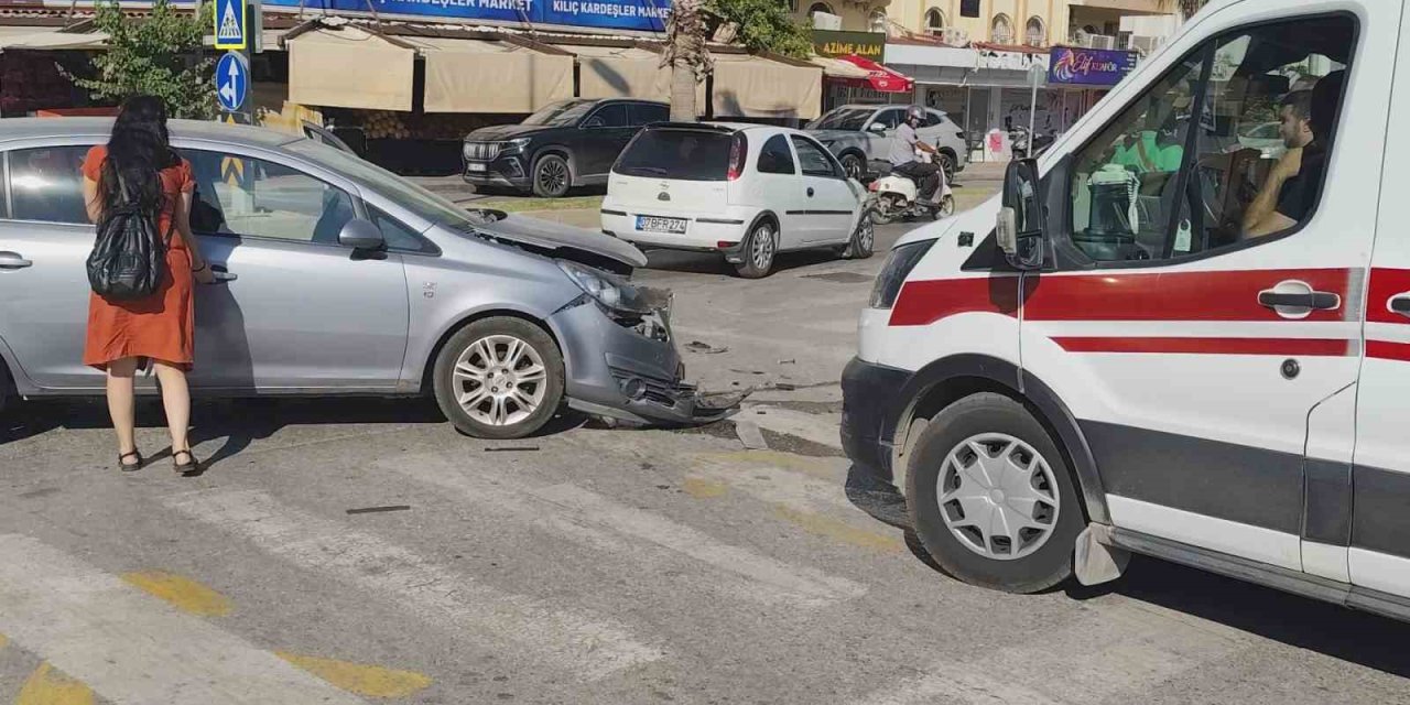 Manavgat’ta Otomobiller Çarpıştı, Sürücüler Yaralandı
