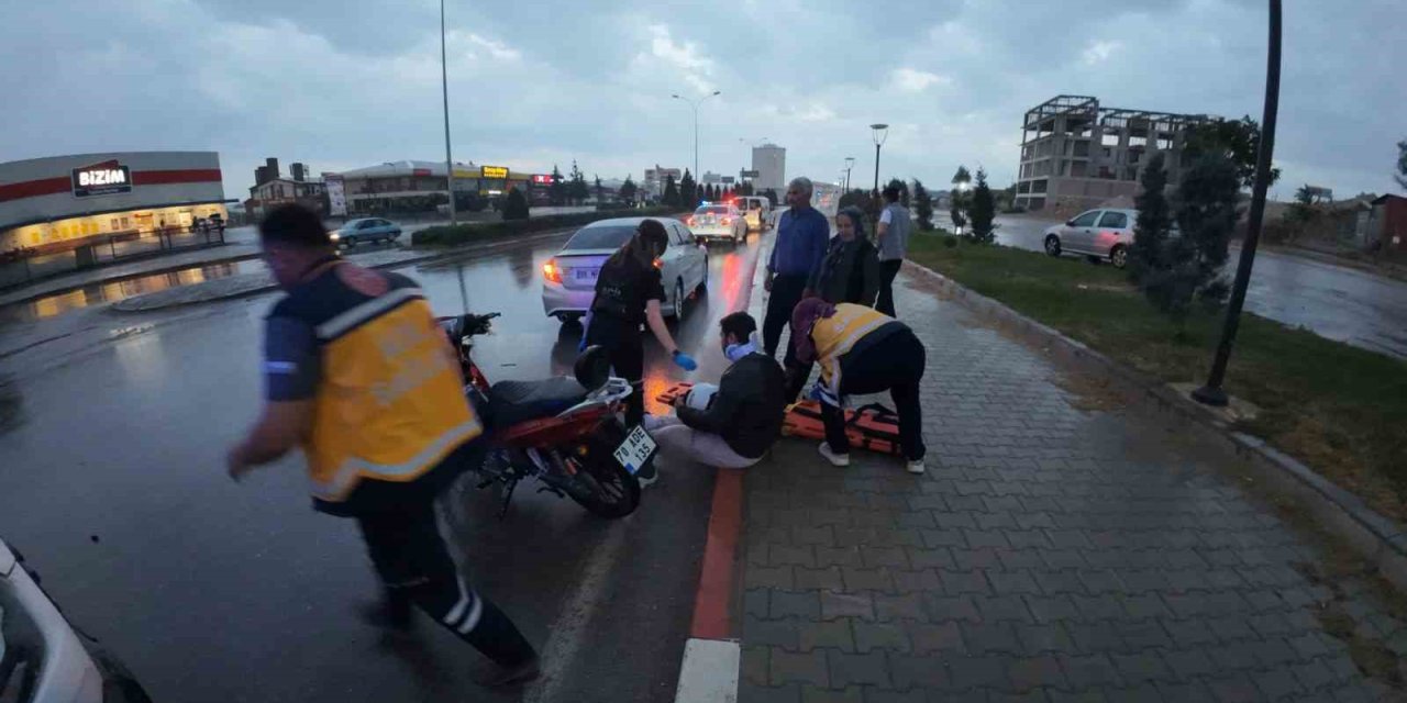 Hafif Ticari Araçla Motosiklet Çarpıştı: 1 Yaralı