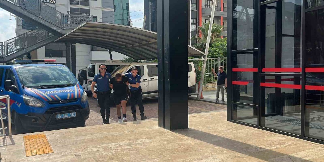 Devlete Ve Polise Hakaret Eden Yabancı Uyruklu Şüpheli Adliyeye Sevk Edildi