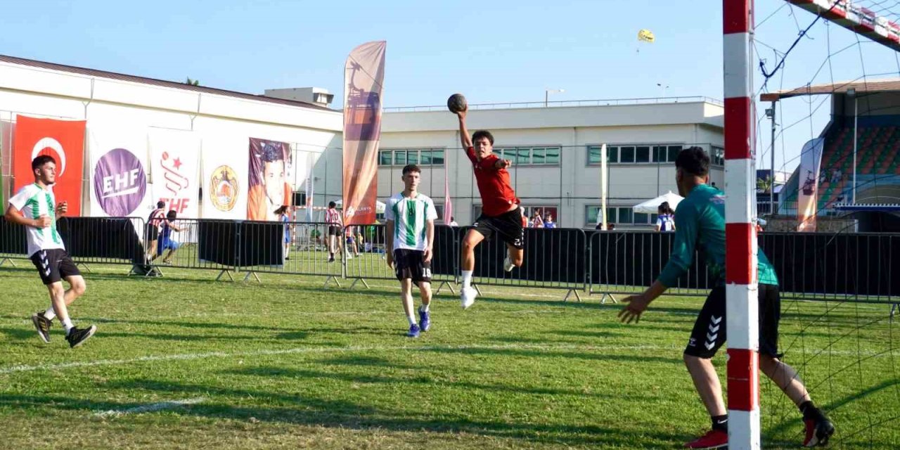 Alanya’da 2 Bin Kişilik Hentbol Şöleni Başladı
