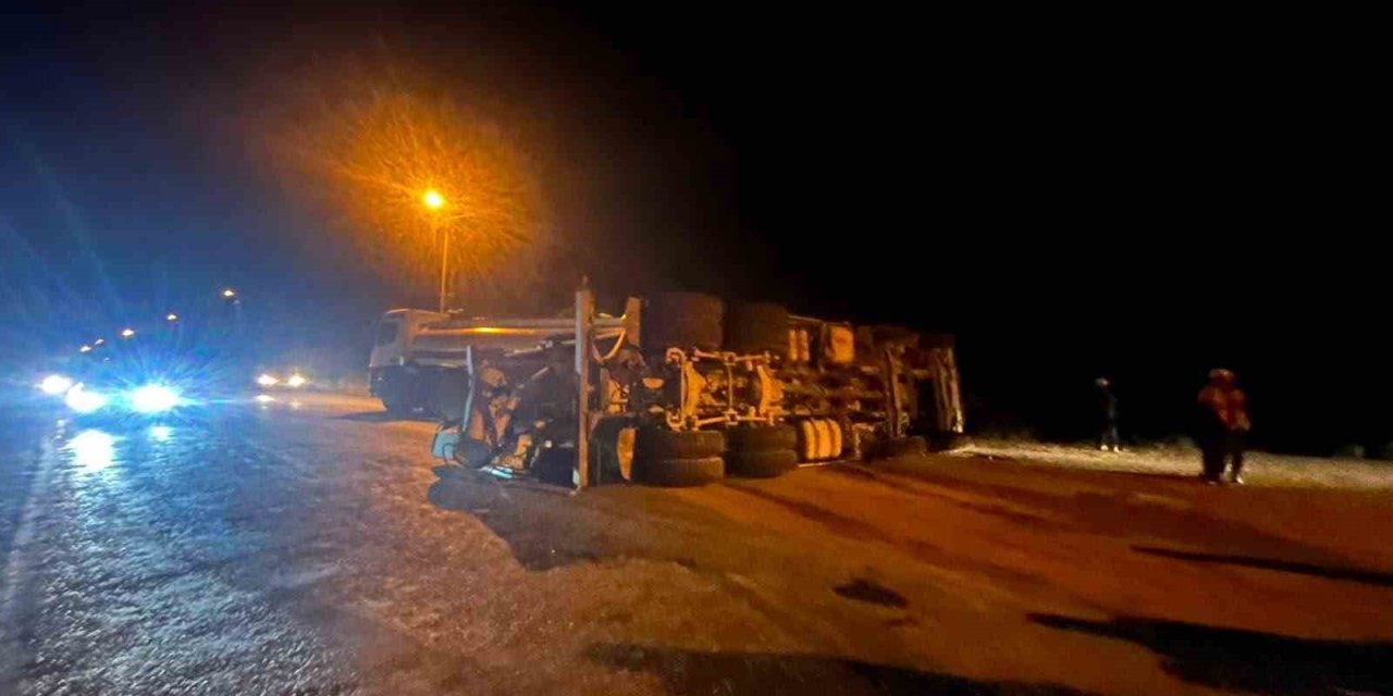 Devrilen Beton Mikserinin Sürücüsü Hafif Yaralandı