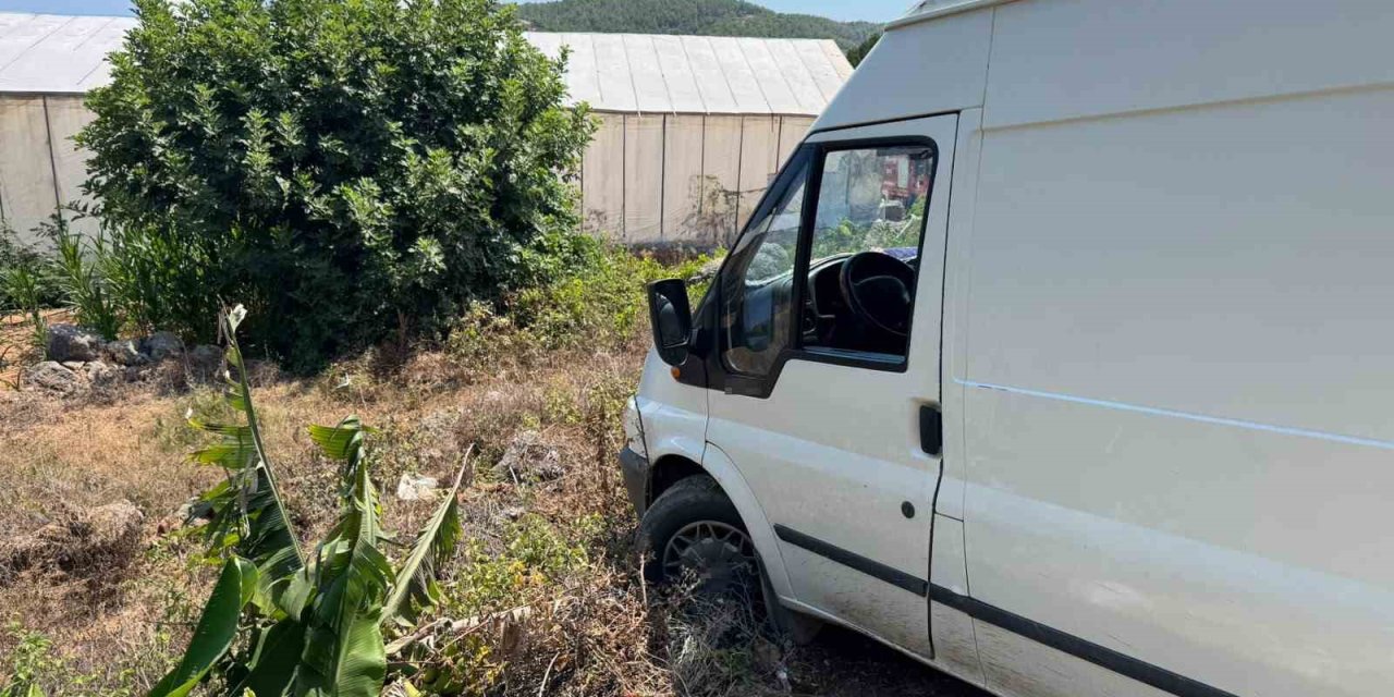 Ticari Araç, Çıkmaz Sokağa Girdi Bahçeye Düşmesine Ramak Kaldı