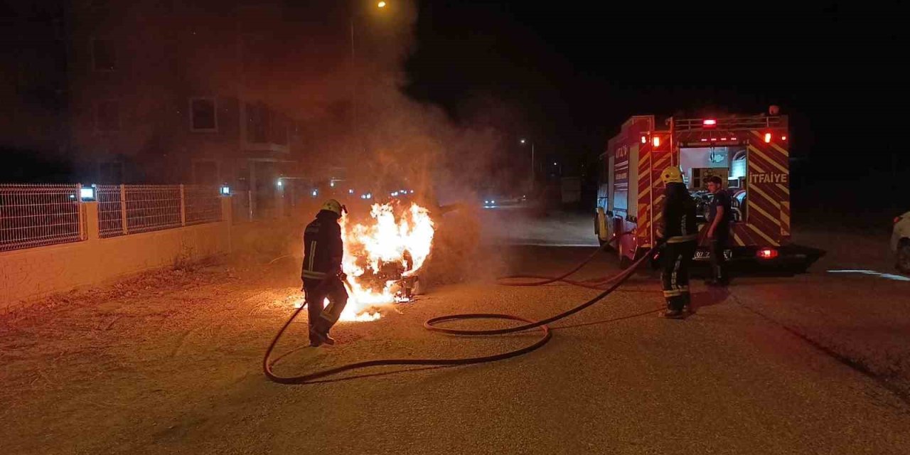 Seyir Halindeki Otomobil Alev Topuna Döndü