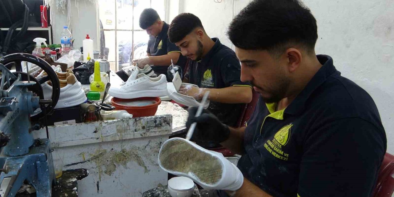 Bu Da Modern Ayakkabı Tamircisi: Babadan Kalma Mesleğini Artık Milyonlar İzliyor, Her İlden Talep Geliyor