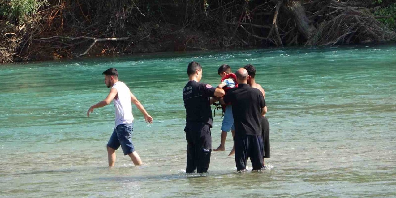 Irmak Ortasındaki Adacıkta Mahsur Kalan 4 Kişi Ekipler Tarafından Kurtarıldı