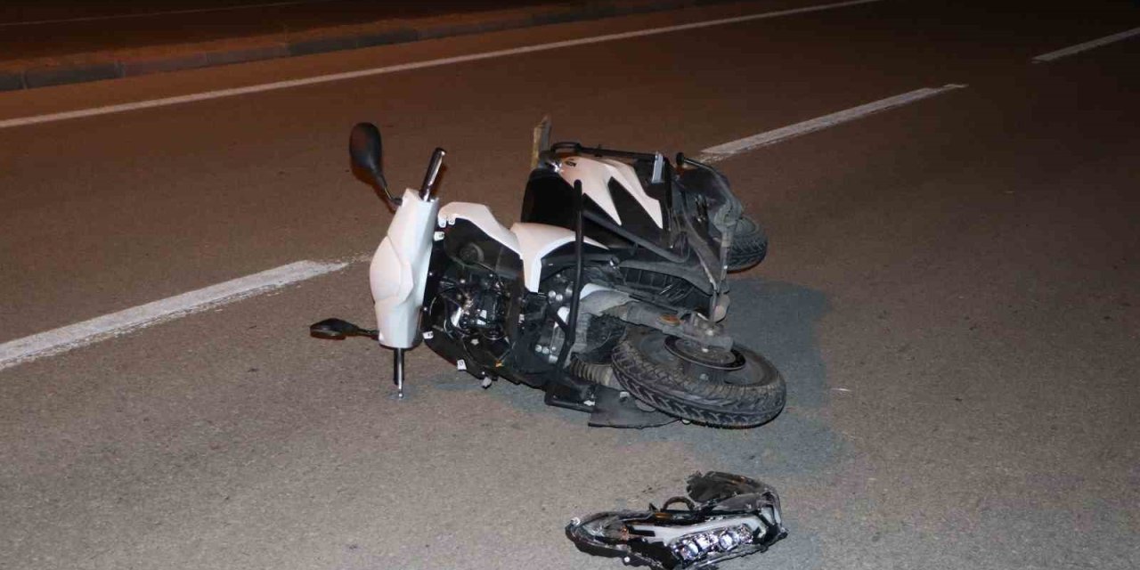 Otomobille Çarpışan Motosikletteki 2 Kişi Yaralandı