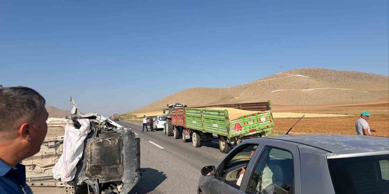 Karaman’da Traktörün Römorkuna Çarpan Otomobil Devrildi: 1 Yaralı