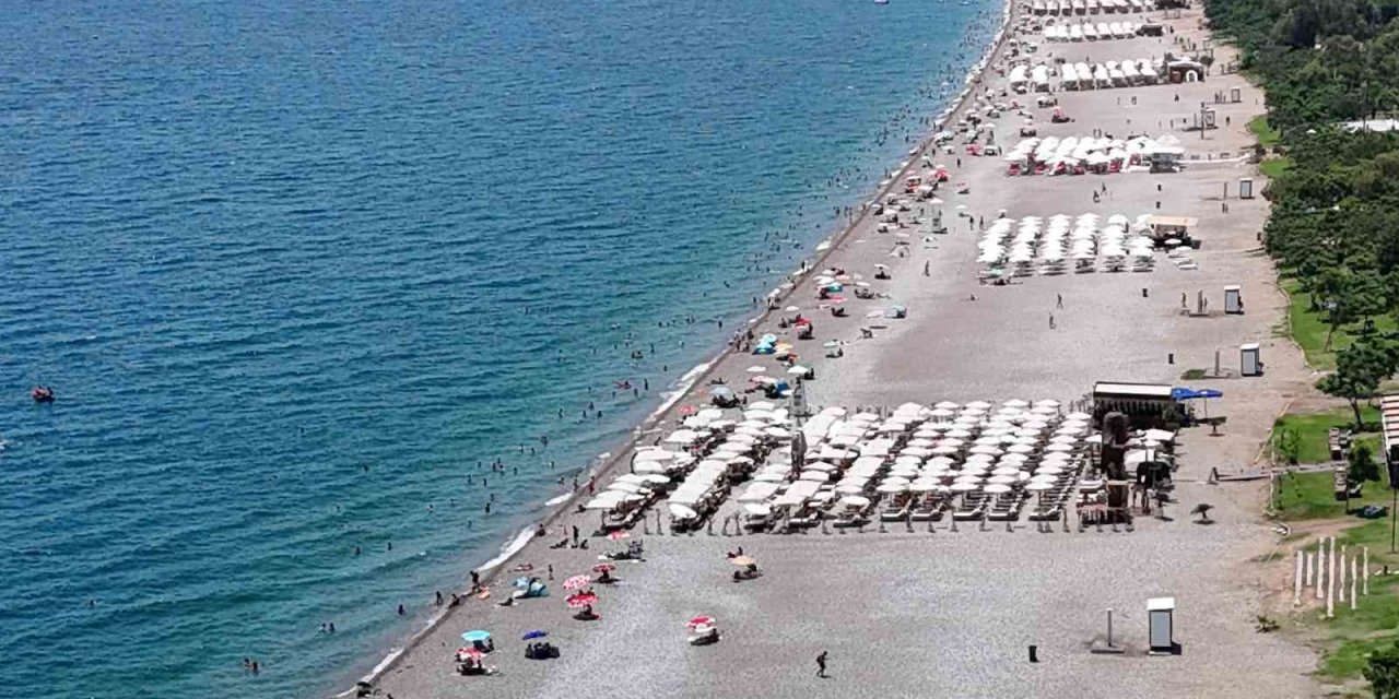 Antalya’da Termometreler 38 Dereceyi Gösterdi, Sahiller Doldu
