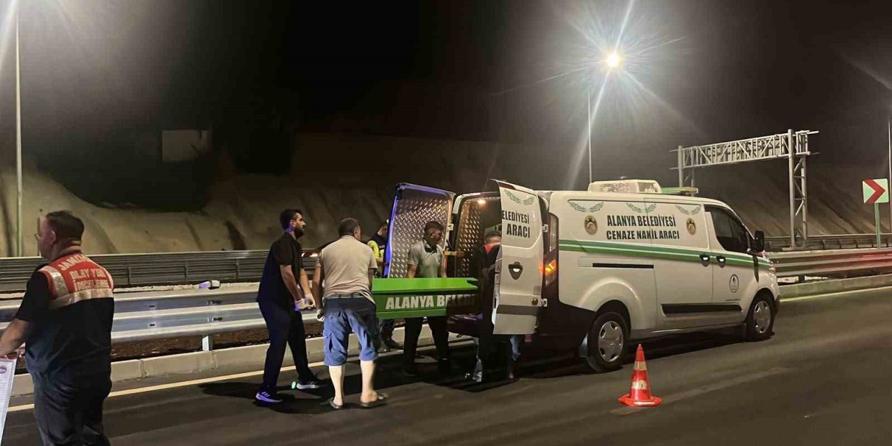Alanya’da Motosiklet Bariyerlere Çarptı, Sürücü Hayatını Kaybetti