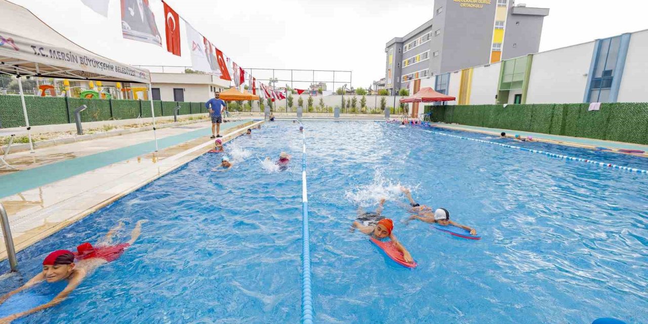 Mersin’de 7’den 77’ye Herkes Yüzme Kurslarında Buluşuyor