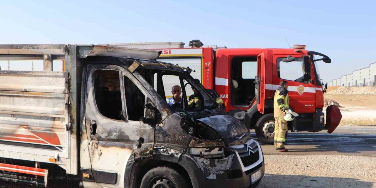 Kasasındaki Atık Malzemeler Tutuşan Kamyonet Yanarak Demir Yığınına Döndü