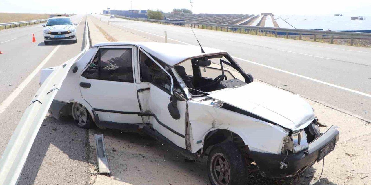Bariyerlere Çarpan Otomobil İki Büklüm Oldu: 1 Yaralı