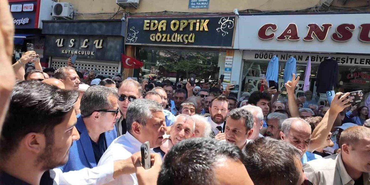 Özgür Özel’in Niğde Programında Vatandaşlar Ezilme Tehlikesi Geçirdi
