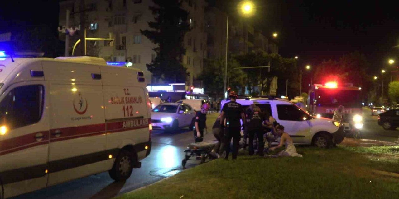 Antalya’da İki Hafif Ticari Araç Kavşakta Çarpıştı: 3 Yaralı