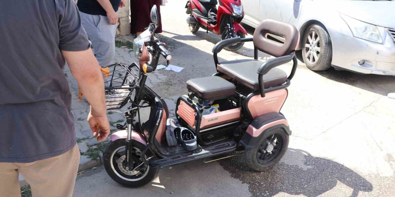 Karaman’da Otomobille Elektrikli Bisiklet Çarpıştı: 2 Çocuk Yaralandı
