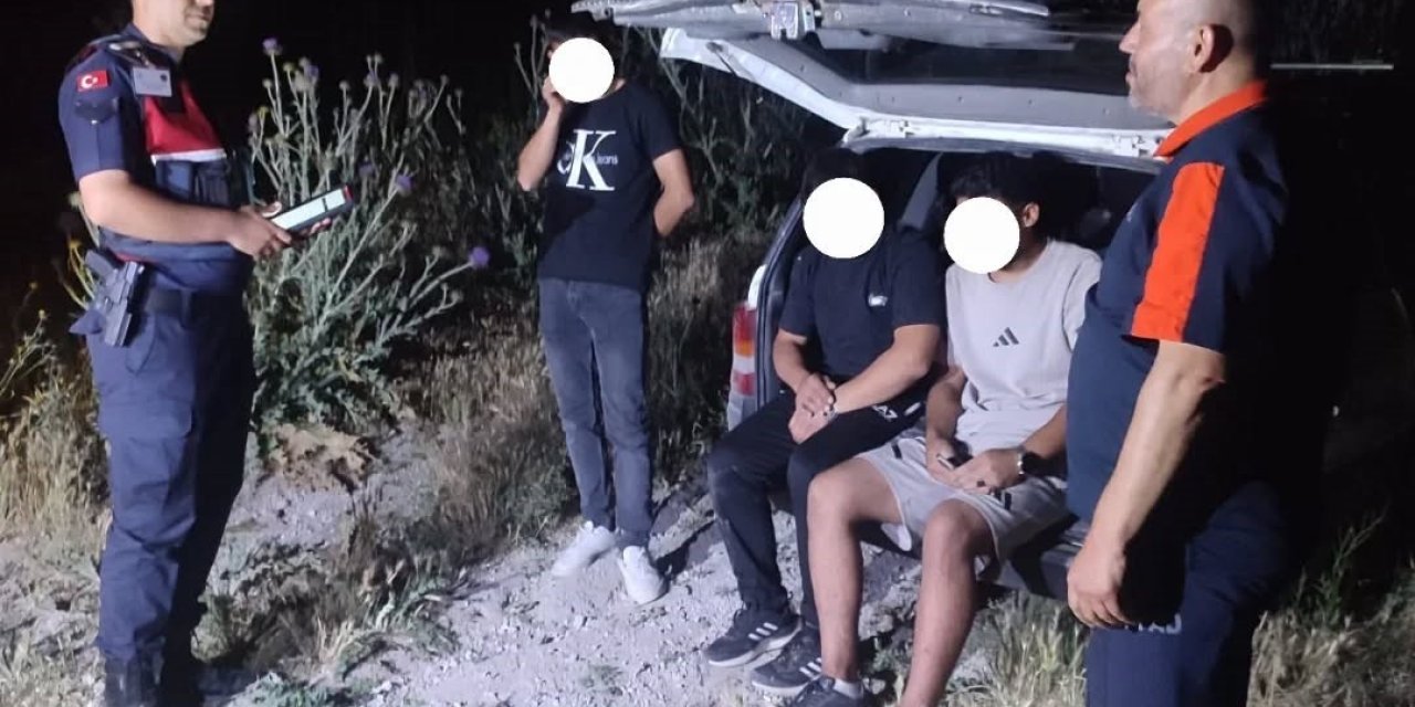 Gezmek İçin Çıktıkları Dağda Yönlerini Kaybeden 3 Kişiyi Afad Buldu